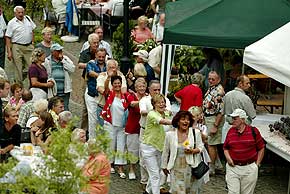 Plonaise beim Weinfest auf dem Marktplatz in Oberwesel am Rhein,  2004 www.barny-th.de